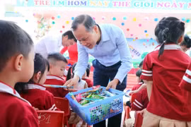 北江省人民委员会副主席梅山在活动上向学生们赠送礼物。图自baobacgiang.vn