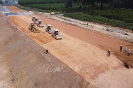 边和-头顿高速公路施工现场。图自越通社