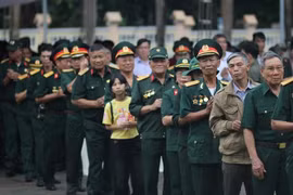 越南－老挝－柬埔寨志愿军与军事专家联合会筹委会与越南生命之言社会型企业以及地方政府联合举行纪念仪式，缅怀为国家独立自由和崇高国际主义事业而英勇牺牲的英雄烈士。图自越通社