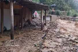 山罗省玉战乡暴雨洪水导致土石涌入居民家中。图自越通社