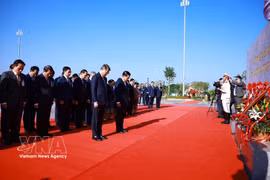 越南政府总理黎明兴与老挝政府总理沙伦赛·贡玛西向两国已故领袖敬献花圈。图自越通社