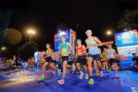 参加2026年海防遗产马拉松赛的运动员。图自越通社