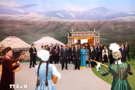 越共中央总书记苏林与夫人和哈萨克斯坦总统托卡耶夫一同参观哈萨克斯坦民族文化村。图自越通社