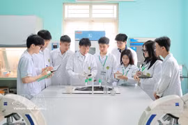 越南农业学院水产系教师指导学生观察水生动物的临床情况和诊断疾病。图自越通社