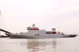 中国海军第83舰艇编队指挥舰——舷号83训练舰在拖船引导下驶抵胡志明市莲花港。图自越通社 
