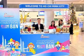 胡志明市在新山一国际机场设立旅游推广柜台。图自越通社