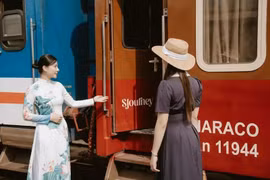 游客体验高端豪华列车旅游线路。图自：Sjourney