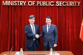 越共中央政治局、公安部长梁三光（右）大将与日本公共卫生安全协会副会长常田照男。图自越通社