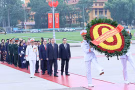 党和国家领导人拜谒胡志明主席陵。图自越通社