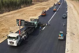  一高速公路进入沥青铺设阶段。图自Vietnam+ 