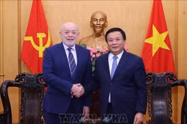 越共中央政治局委员、胡志明国家政治学院院长、中央理论委员会主席阮春胜与俄罗斯联邦前总理、俄罗斯战略研究所所长米哈伊尔·叶菲莫维奇·弗拉德科夫。图自越通社
