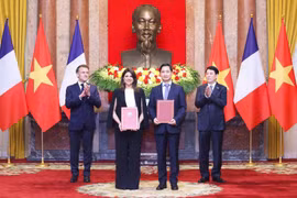 5月26日，越南国家主席梁强与法国总统埃马纽埃尔·马克龙共同见证双方合作文件的交换。图自VNVC