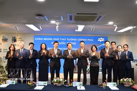 9月8日，越南政府副总理胡国勇走访FPT韩国办事处并与办公室领导代表举行了工作会谈。图自越通社