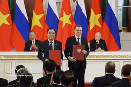 越共中央总书记、国家主席苏林与俄罗斯总统普京共同见证越俄双方交换双边合作文本。图自越通社