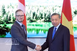 越共中央总书记、国家主席苏林与加拿大共产党总书记德鲁·加维。图自越通社