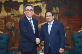 越南政府总理范明政（右）与韩国外交部长周泰悦。图自越通社