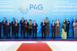 越南政府总理范明政与出席P4G峰会的各代表团团长合影。图自越通社