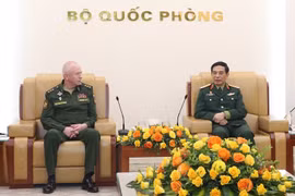 越南国防部长潘文江大将与俄罗斯国防部副部长亚历山大·瓦西里耶维奇·福明上将。图自越通社