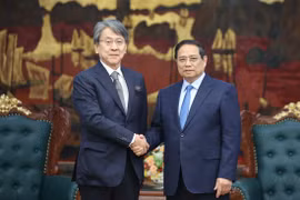 越南总理范明政（右）与日本国际协力银行（JBIC）董事长前田匡史。图自越通社