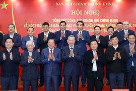 苏林总书记与各位代表合影。图自越通社