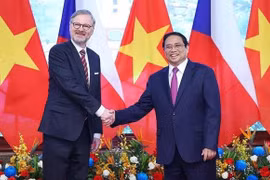 越南政府总理范明政和捷克总理彼得·菲亚拉。图自越通社