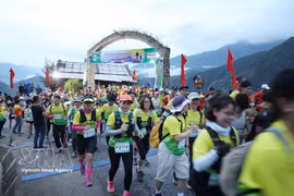 “云端漫步”——2026年征服PaVi古石路登山赛在莱州举行。图自越通社