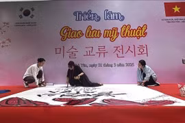 韩国书法家施展技艺。图自越通社