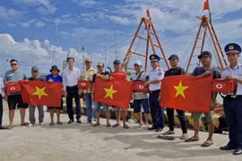 越南海警第四区司令部与干好乡联合举办“海警与渔民同行”框架下的社区宣传活动，旨在提升对打击非法、不报告和不受管制捕捞的认识。图自越通社。