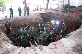 在胡志明市黎氏莲公园区域开展烈士遗骸发掘、归集工作。图自越通社