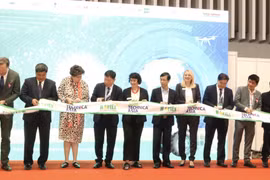 越南果蔬花卉园艺展暨国际研讨会开幕剪彩仪式。图自越通社