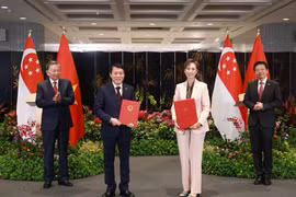 苏林总书记和新加坡总理黄循财共同见证了越南公安部与新加坡数码发展与新闻部签署的数字化转型谅解备忘录的移交。图自越通社
