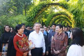 苏林总书记和夫人参观新加坡植物园。图自越通社