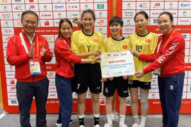 越南女子藤球队从越南体育代表团领导领取即时奖金。图自vietnamnet.vn
