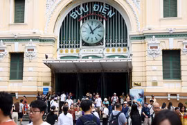 胡志明市邮局地区有大量游客前来观光旅游。图自越通社