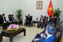 越南政府副总理陈红河在河内会见了中国商用飞机有限责任公司董事谭万庚。图自越通社