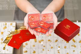 今天15时10分，明珠保信公司每两金条和金戒指（37.5克）买入价和卖出价较前一交易日收盘价分别定为1.010亿越盾/两和1.040亿越盾/两。图自《首都劳动报》