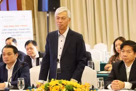 胡志明市人民委员会副主席武文欢在对话会上发言。图自越通社
