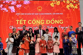向参加活动的儿童们发压岁钱。图自越通社