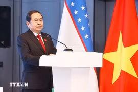 越南国会主席陈青敏出席越乌企业座谈会。图自越通社