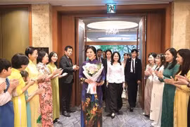 越共中央总书记苏林夫人吴芳璃会见在韩越南新娘代表 。图自越通社