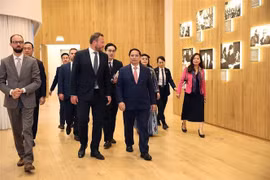 越南政府总理范明政和夫人参观阿沃·帕特中心。图自越通社