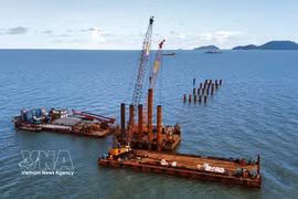 通往薯岛的道路交通项目正在施工中。图自越通社
