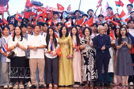 越南外交部副部长黎氏秋姮与参加2026年越南夏令营的侨胞代表合影留念。图自越通社
