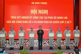 越南维和局局长范孟胜少将向参加联合国维和行动的集体和个人颁发总参谋部奖状。图自越通社