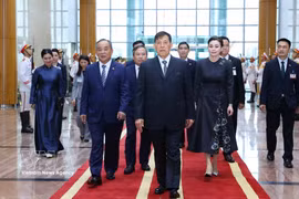泰王国国王与王后抵达河内，开始对越南进行国事访问。图自越通社