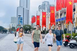 在芽庄市的哈萨克游客。图自《庆和报》
