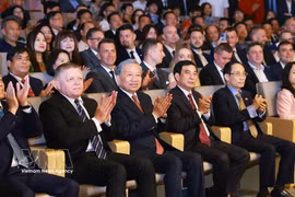 越共中央总书记、国家主席苏林（前排左三）与斯洛伐克总理罗伯特·菲佐（前排左二）出席越斯友好音乐会。图自越通社