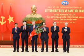 越共中央总书记苏林和各位领导同志合影。图自越通社