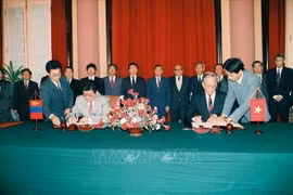 1994 年 3 月，越南国家主席黎德英与蒙古总统蓬萨尔马金·奥其尔巴特在河内签署《越蒙联合声明》。图自越通社