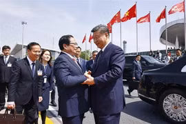 政府总理范明政到机场为中共中央总书记、中国国家主席习近平送行。图自越通社